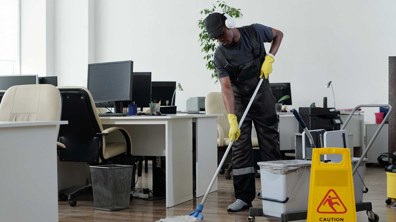 cleaning-crew-commercial-janitor